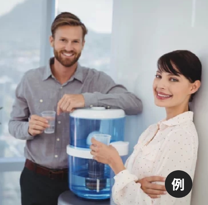 職場のウォーターサーバーと一緒に撮影する例